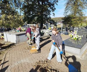 Porządkowanie cmentarza przed świętem zmarłych