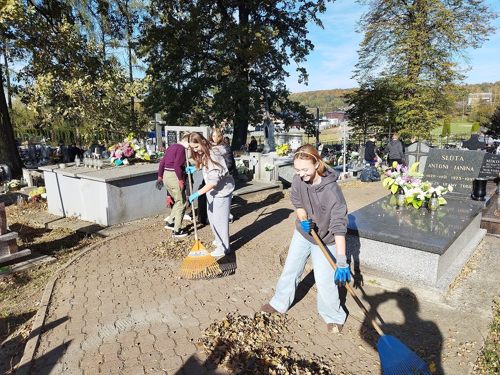 Porządkowanie_cmentarza_2024_1