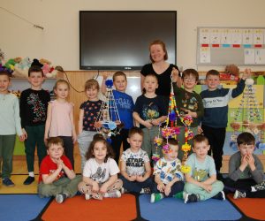 Kotki poznają technikę wykonywania „pająka ludowego”